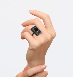 Captivo Ring (Australian Black Sapphires)